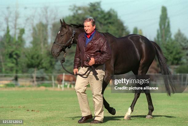 Der amerikanische Schriftsteller und Pferdetrainer Monty Roberts führt am 27.9.1997 ein Pferd im St. Georgshof in Frankfurt/Main an der Leine. Der...