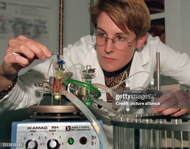 Anja Gysler, Pharmazie-Forscherin an der Freien Universität Berlin, demonstriert am 15. September 1998 in Berlin ein Testverfahren für den Bereich...