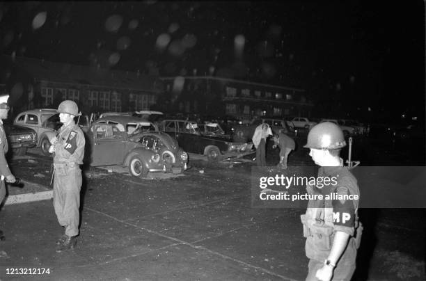 Militärpolizei vor dem Volkswagen-Käfer, in dem eine der Bomben explodierte. Am 24. Mai 1972 explodieren auf dem Gelände des amerikanischen...