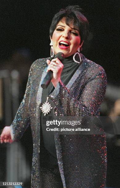 Die Sängerin und Schauspielerin Liza Minnelli hat wegen gesundheitlicher Probleme fünf Konzerte in Großbritannien abgesagt. Wie am 29.5.1998 in...