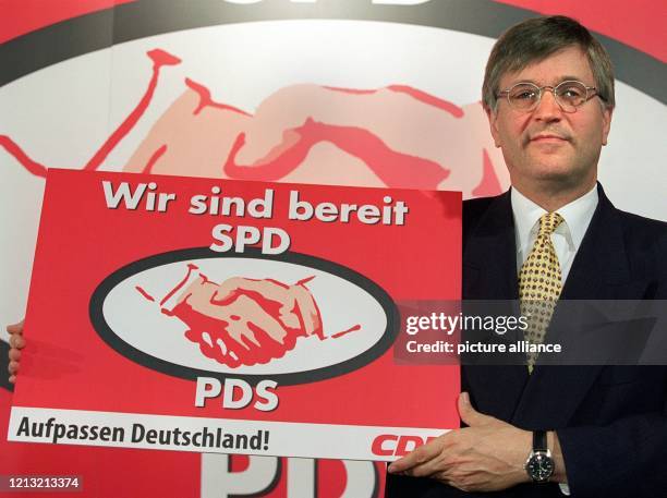 "Auf die roten Socken folgen die roten Hände", präsentiert CDU-Generalsekretär Peter Hintze am im Bonner Adenauerhaus die CDU-Wahlkampfkampagne...