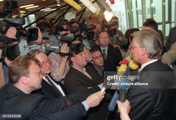 Der neue Regierungssprecher Otto Hauser stellt sich am 26.5.1998 vor Beginn der CDU/CSU-Fraktionssitzung im Bonner Bundeshaus den Medienvertretern....