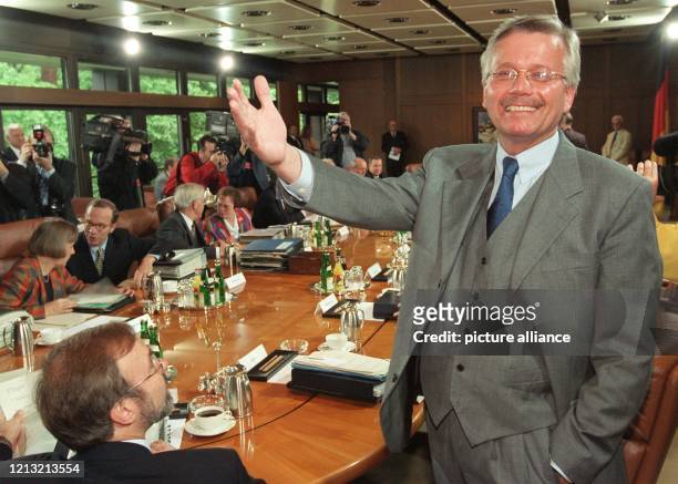 Mit großer Geste lächelt der neue Regierungssprecher Otto Hauser am zu Beginn der Kabinettssitzung im Kanzleramt in Bonn den Fotografen in die...