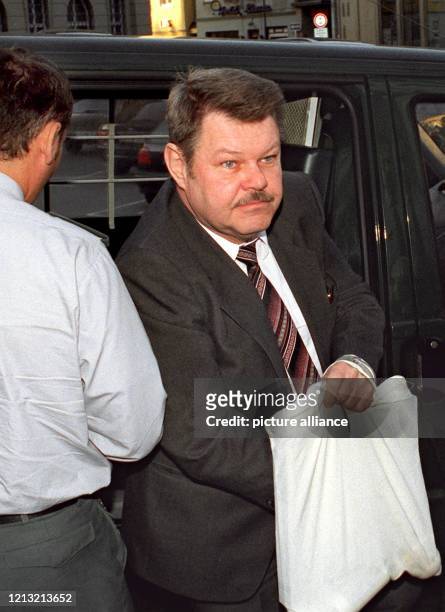 Der ehemalige Polizist Helmut Klos verläßt am 22.9.1998 vor dem Landgericht Ellwangen einen Gefangenentransporter. Der Mann hat gestanden, den Mörder...