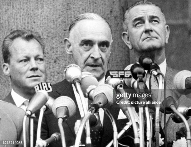 In Anwesenheit von US-Vizepräsident Lyndon B. Johnson und des Regierenden Bürgermeisters von Berlin, Willy Brandt , hält der ehemalige amerikanische...