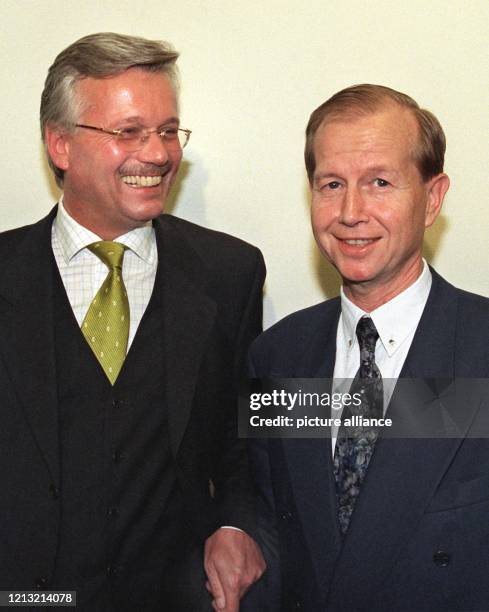 Lachend stellen sich der neue Regierungssprecher Otto Hauser und Kanzleramtsminister Friedrich Bohl am 26.5.1998 vor Beginn der...