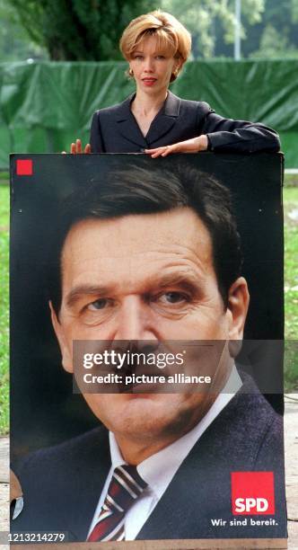 Doris Schröder-Köpf , Frau von Niedersachsens Ministerpräsident und SPD-Kanzlerkandidat Gerhard Schröder , zeigt am 6.9.1998 in Hannover ein...