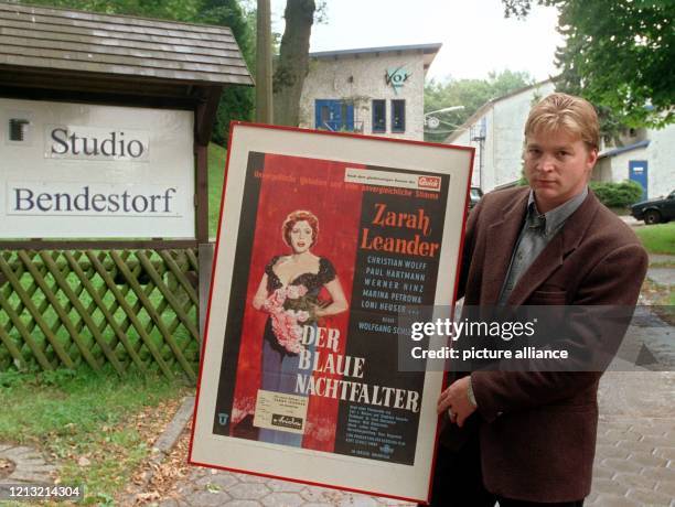 Hans-Joachim Fink, Geschäftsführer der Bendestorf Filmstudios in der Lüneburger Heide, hält am 10.9.1998 das Filmplakat "Der blaue Nachtfalter" mit...