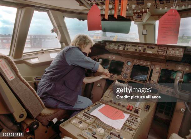 Der Flugzeugmechaniker Sören Becker überprüft am 14.9.1998 auf dem Flughafen Berlin-Schönefeld die Bordcomputer im Cockpit einer Boeing 747-400. Der...