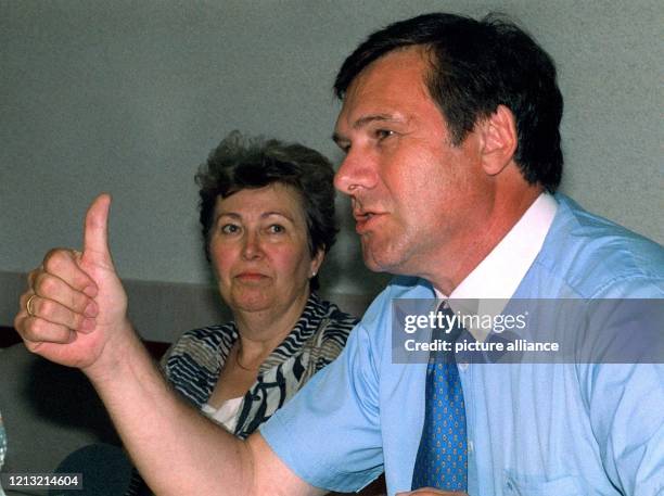 Der FDP-Vorsitzende Wolfgang Gerhardt und die hessische FDP-Vorsitzende Ruth Wagner auf einer Pressekonferenz am12. August 1998 in Wiesbaden....