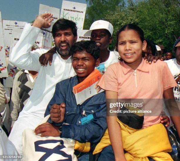 Der indische Chefkoordinator des "Global March", Kailash Satyarthi , trifft mit einer Gruppe von rund 20 Kindern, Jugendlichen und Erwachsenen aus...