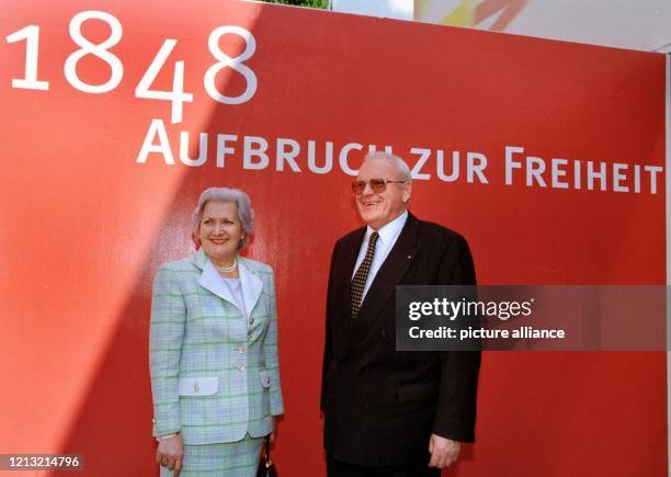 Bundespräsident Roman Herzog und seine Frau Christiane Herzog stehen am 18.5.1998 in Frankfurt am Main vor einem Plakat mit der Aufschrift: "1848...