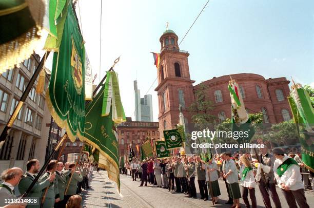 Schützenvereine flankieren am 18.5.1998 mit Fahnen den Weg zur Frankfurter Paulskirche. In einem Festakt mit Bundespräsident Roman Herzog wird an die...