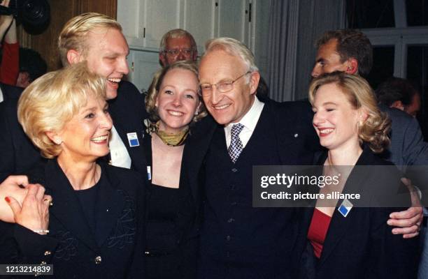 Der bayerische Ministerpräsident Edmund Stoiber freut sich am 13.9.1998 im Münchner Maximilianeum nach dem CSU-Wahlsieg bei den bayerischen...