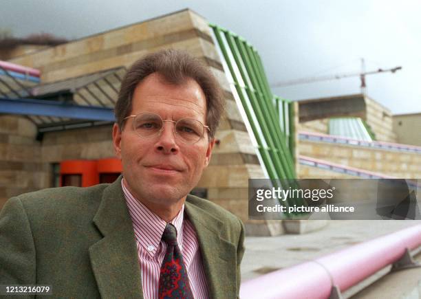 Der künftige Direktor der Stuttgarter Staatsgalerie, Christian von Holst, steht am 22. März 1994 vor der Neuen Staatsgalerie in der...
