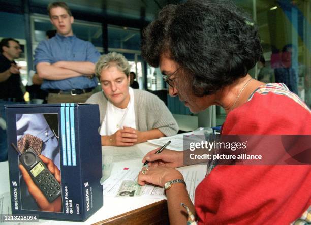 Eine Mitarbeiterin der Deutschen Telekom in Reutlingen bearbeitet am 3. August 1998 einen Antrag einer Geschäftskundin für die kostenlose...