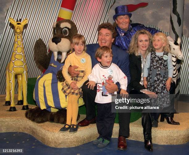 Entertainer Michael Schanze und Schlagersängerin Nicole posieren am 8.9.1998 mit ihren kleinen Gästen bei der Aufzeichnung der neuen Folgen von...