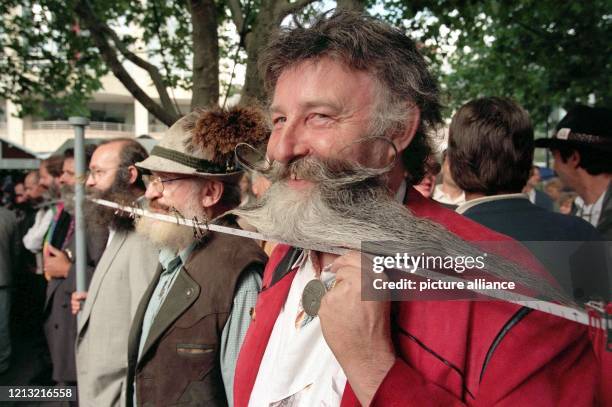 Armin Knapp steht am 6.9.1998 in Pforzheim in der längsten Bartkette der Welt. Die nach Angaben der Veranstalter längste Bartkette der Welt ist auf...