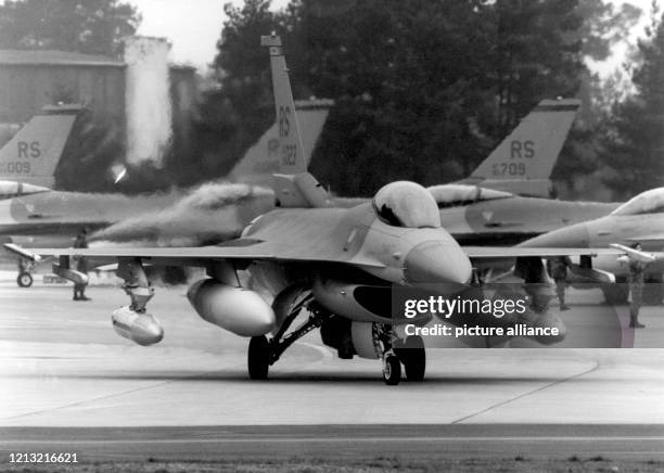 Ein F-16 Jagdflugzeug der 526. Jagdstaffel der US-amerikanischen Luftwaffe am 5.2.1994 auf der US-Air Base in Ramstein. Zwölf der amerikanischen F-16...