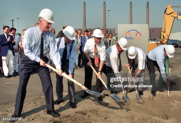 Mit ersten Spatenstichen von Volkswagen-Vorständen und Architekten beginnen am in Wolfsburg die Bauarbeiten für die "VW-Autostadt". Bis zur Expo im...