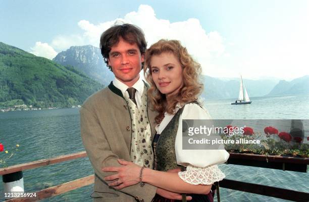 Die beiden Schauspielerkollegen Alexander Sascha Wussow und Andrea Lamatsch posieren am 12.5.1998 im östereichischen Gmunden vor dem Traunsee während...