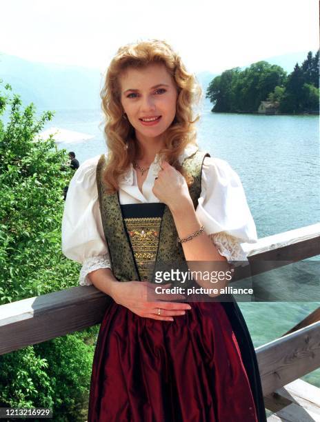 Die Schauspielerin Andrea Lamatsch posiert am 12.5.1998 im östereichischen Gmunden vor dem Traunsee während Dreharbeiten der ZDF-Serie "Schloßhotel...