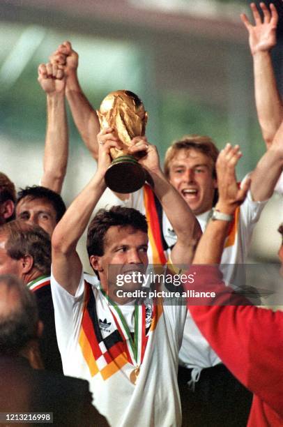 Jubelnd hält Lothar Matthäus Lothar Matthäus nach der Siegerehrung bei der Fußball-WM am 8.7.1990 im Olympiastadion von Rom den Cup Jules Rimet in...