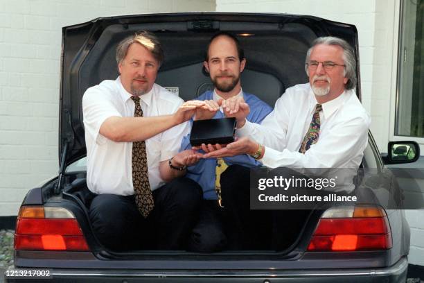 Mit der Blackbox ihrer neuen Erfindung "Get Back" posieren am 11.5.1998 im Kofferraum einer Nobellimousine die Lübecker Erfinder Manfred Büttner ,...