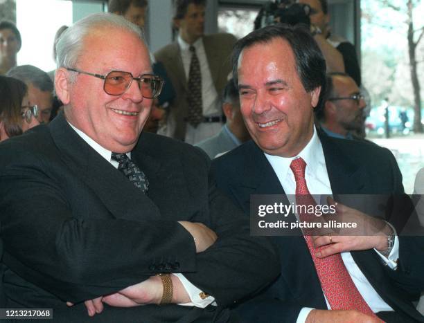 Bundespräsident Roman Herzog unterhält sich am 12.5.1998 im Konferenzzentrum des ZDF in Mainz mit ZDF-Intendant Dieter Stolte. Bei seiner...