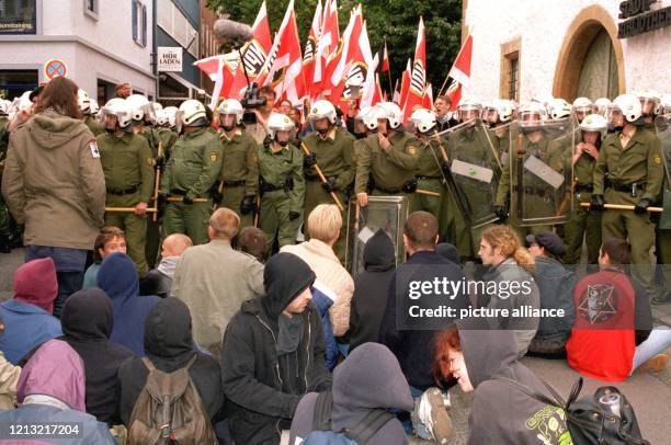 Gegendemonstranten versuchen am 5.9.1998 mit einer Sitzblockade eine Veranstaltung der NPD in Göppingen aufzuhalten. Die rund 100 Rechtsextremen...