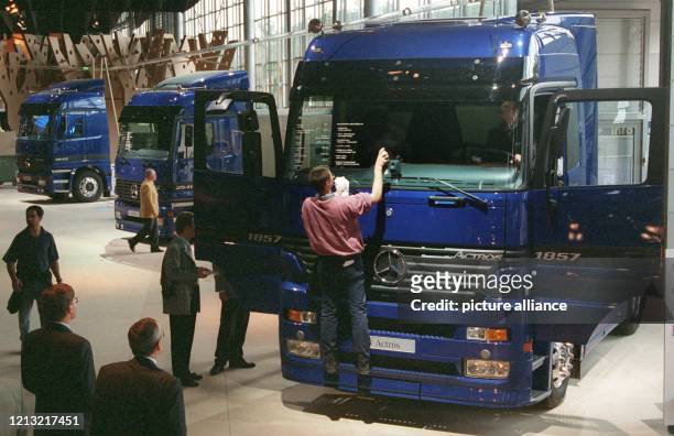 Beim Nutzfahrzeug-Branchenprimus Daimler-Benz AG werden am 1.9.1998 in einer Messehalle in Hannover die Fahrzeuge für die Besucher der IAA...