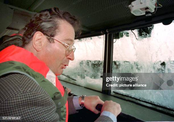 Etwas erschrocken schaut Bundesaußenminister Klaus Kinkel am 16. Juli 1998 in Minden, als er mit einem Amphibienfahrzeug in die Weser eintaucht. Im...