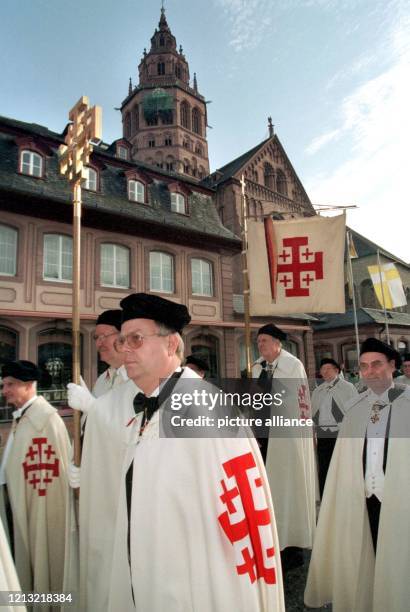 Mitglieder des päpstlichen Ritterordens vom Heiligen Grab zu Jerusalem ziehen in Ordenskleidung am 9.5.1998 über den Mainzer Domplatz. In einer...