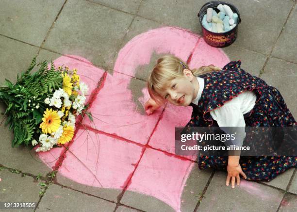 Gut vorbereitet für den Muttertag ist die fünfjährige Maria, die bereits am 7.5.1998 im oberpfälzischen Regensburg mit Kreide ein Herz auf den...