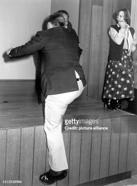 Bundeskanzler Helmut Schmidt nimmt auf dem Weg zu einem Pressegespräch in der Grundschule Mümmelmannsberg in Hamburg-Bergedorf am 25. November 1979...