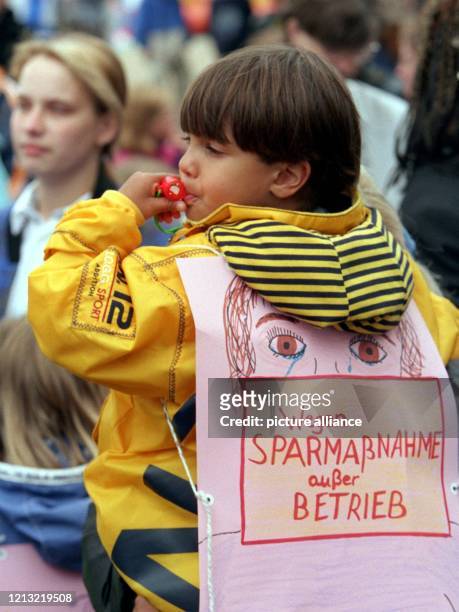 Der vierjährige Pierre-Paolo Kahlenbach vom Kindergarten St. Joseph in Hamburg-Altona demonstriert am 27.8.1998 auf der Reeperbahn mit einer...
