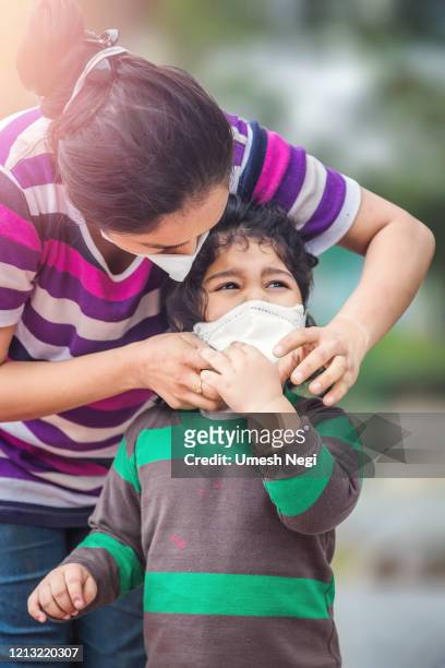 la madre y el niño usan mascarilla durante el virus corona y el brote de gripe. protección contra virus y enfermedades - nose mask fotografías e imágenes de stock