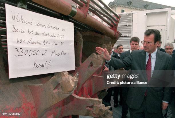 Bundesaußenminister Klaus Kinkel schaut sich am 1.7.1998 auf dem Karlsruher Marktplatz ein schweres Minenräumgerät an, das vom November 1997 bis...
