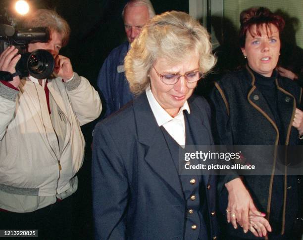 Gisela Hansen , Ehefrau des ermordeten Geschäftsmannes Helmut Hansen, betritt am 24.8.1998 im Hamburger Landgericht zusammen mit einer Bekannten den...