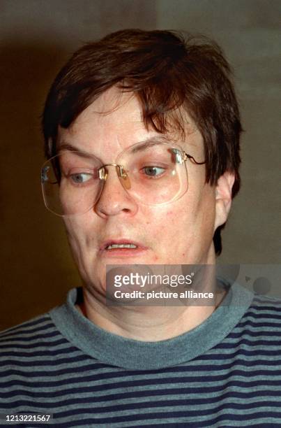 Die Ärztin Ruth Meyer aus Schnelldorf wartet am 27.4.1998 im Ansbacher Landgericht auf den Prozeßbeginn. Die 44jährige soll im Oktober 1996 einen...