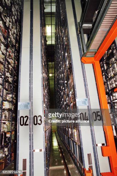 Blick in eine der 60 Meter hohen Regalreihen des Filmlagers der Kirch-Gruppe bei der Tochterfirma Beta-Technik in Unterföhring bei München,...