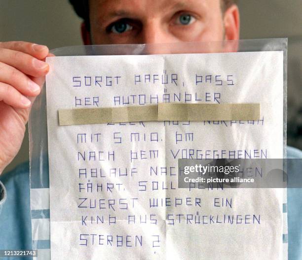 Ein Kriminalbeamter zeigt am 24.4.1998 in Westerstede eines der insgesamt 20 Erpresserschreiben, die seit Ende März an einen Autohändler aus einem...