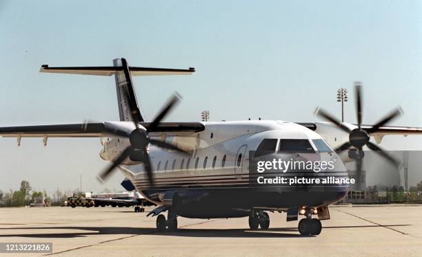 Eine Dornier 328 der MTM Aviation Luftfahrtgesellschaft wartet am 23.4.1998 auf dem Münchner Flughafen auf ihren Start. Die in Bayern entwickelte,...