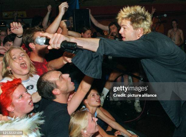 Inmitten begeisterter Fans singt "Campino", Sänger der "Toten Hosen", am 20.8.1998 in einem Münchner Club. Die Punkband aus Düsseldorf trat vor nur...