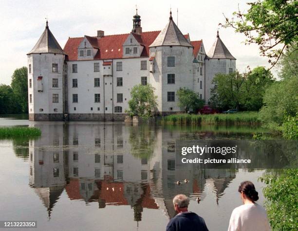 Das Glücksburger Schloß an der Flensburger Förde wird von einer Stiftung der hochadeligen Linie Schleswig-Holstein-Sonderburg-Glücksburg getragen und...