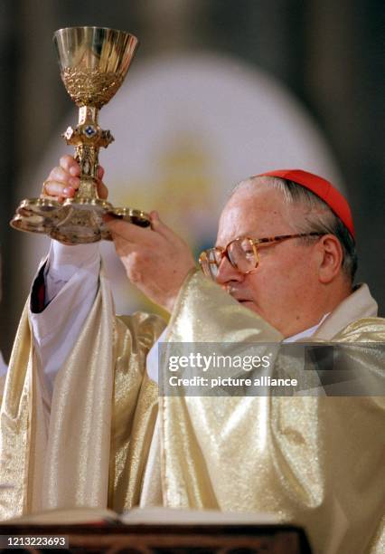 Kardinalstaatssekretär Angelo Sodano segnet am 15.8.1998 nach seiner Predigt im Kölner Dom den Meßwein. Als Verteter des Papstes kam der päpstliche...