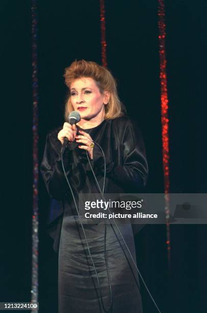 Die deutsche Schauspielerin und Sängerin Ingrid Caven bei einem Auftritt in Berlin am 31. Dezember 1990. Sie wurde am 3. August 1938 in Saarbrücken...