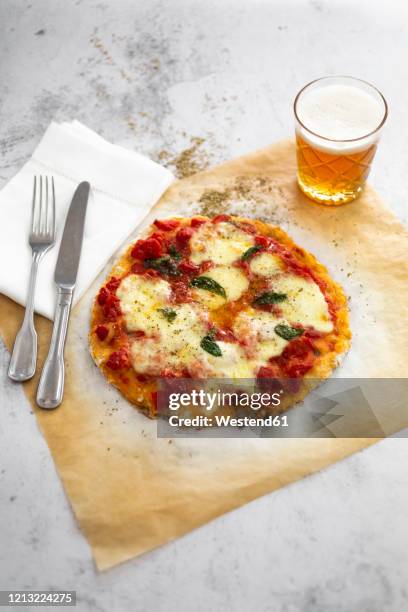 glass of beer andready-to-eathomemade pizzamargharita - italy beer stock-fotos und bilder