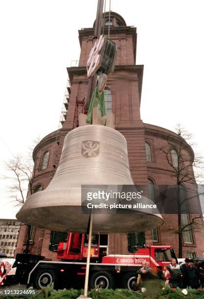 Das Geläut in der Frankfurter Paulskirche ist wieder komplett: Eine sogenannte Jubiläumsglocke wird am 15.4.1998 - rund einen Monat vor dem Festakt...