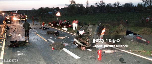 In einen Graben und an die Fahrbahnseiten sind nach einem schweren Verkehrsunfall am auf der Autobahn Hannover-Berlin nahe der Ausfahrt Hämelerwald...